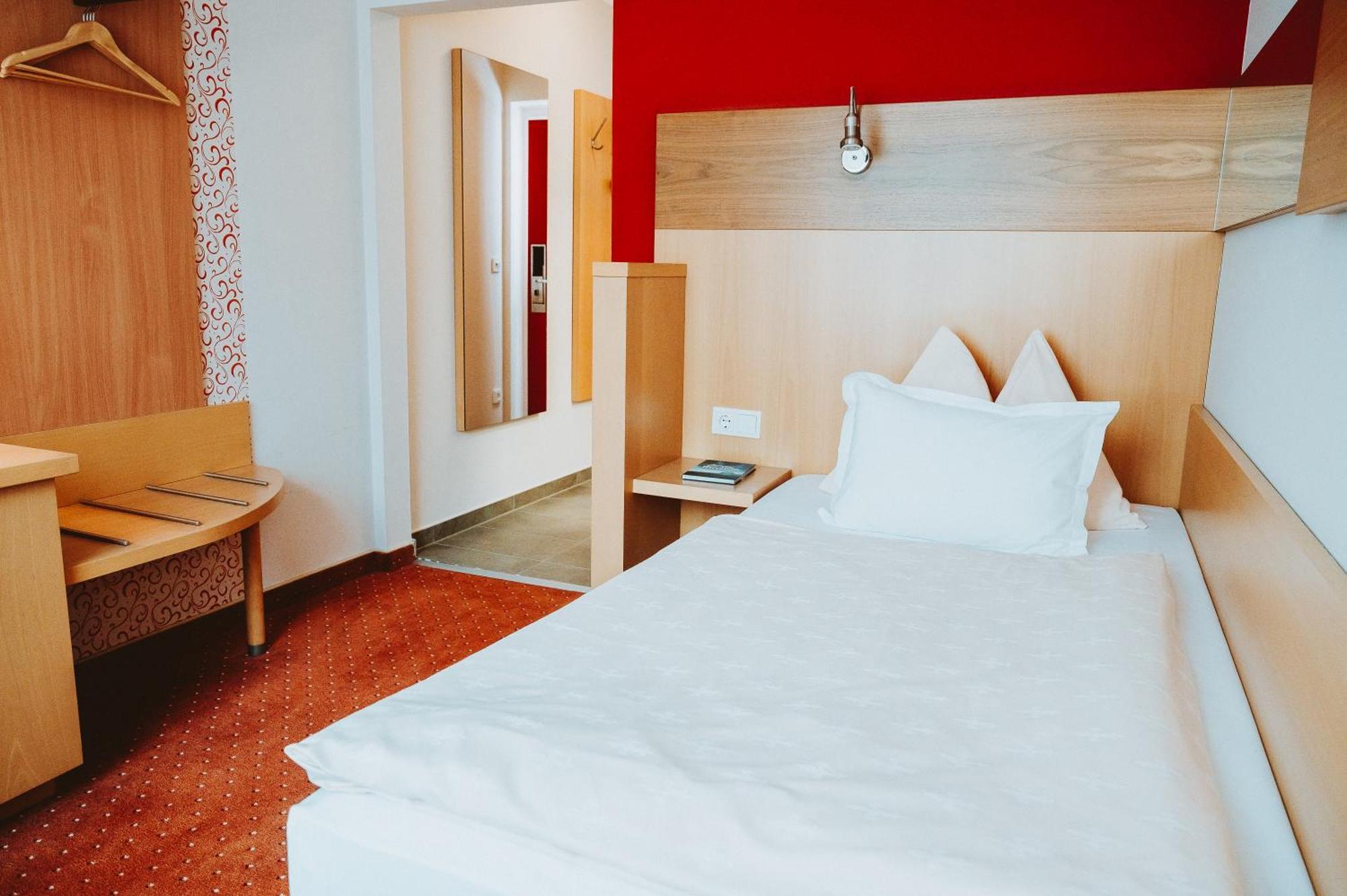 Hotel Bruecklwirt Niklasdorf Екстер'єр фото